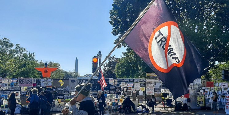 تجمع معترضان به سیاست‌های ترامپ مقابل کاخ سفید