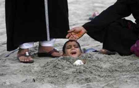 دفن باورنکردنی کودکان در زير شن برای ... + عکس