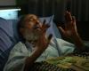 نماز خواندن انوشیروان ارجمند در بیمارستان 