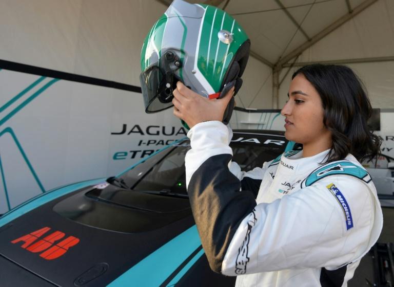 رانندگی اولین زن عربستان سعودی در مسابقات اتومبیل‌رانی +عکس