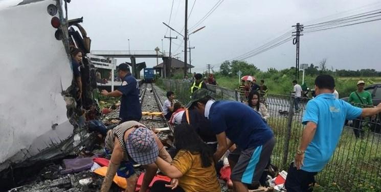 ده ها کشته و زخمی بر اثر تصادف قطار با اتوبوس در تایلند