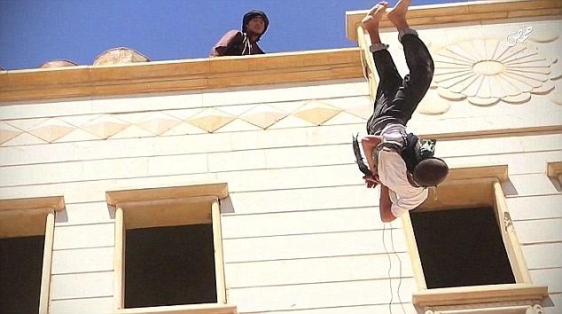 (عکس) اعدام وحشیانه یک نوجوان توسط داعش