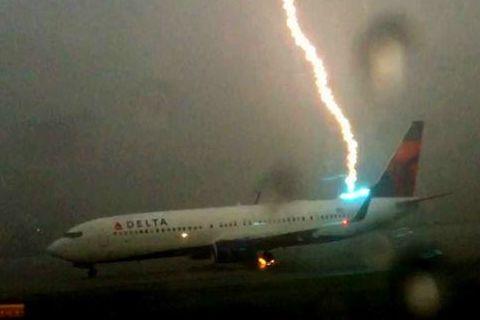 آتش گرفتن هواپیما در حال پرواز (عکس)