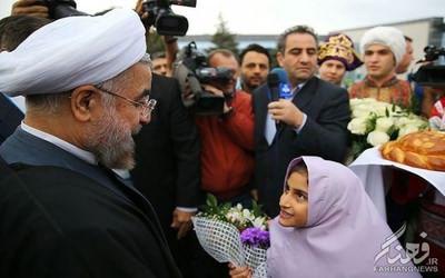 اين دختر در روسيه به استقبال روحاني رفت +عكس