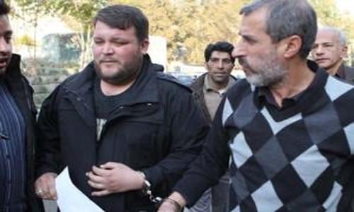 عكس محمد مايلي كهن با دستبند در حال رفتن به زندان