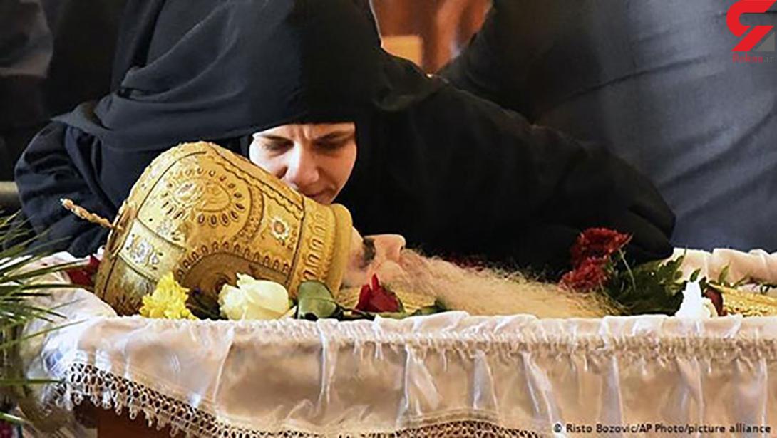 کرونا هم مانع بوسیدن جنازه اسقف اعظم نشد +عکس