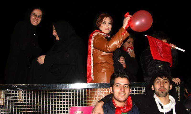 دختران دو آتيشه طرفدار تيم تراكتور(تصاویر)