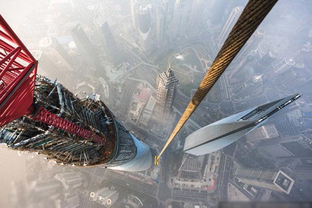 بالا رفتن از بزرگترين آسمان خراش شانگهاي بدون هيچ وسايل ايمني و طناب #تصاوير