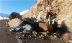 (تصاویر) سقوط تخته سنگ 50 تنی در زنجان 