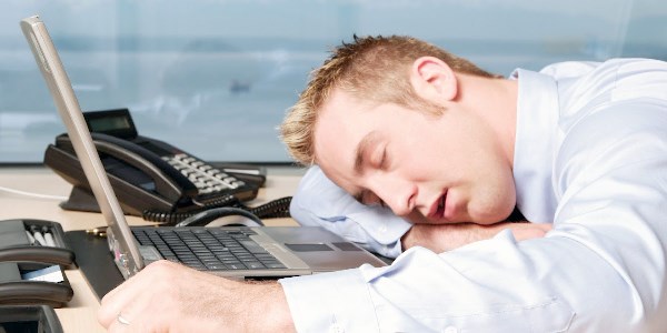 چرا بعد از ظهرها احساس خواب آلودگی میکنبم