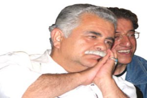 بازیگر معروف در خیابان دستفروشی میکند (عکس)