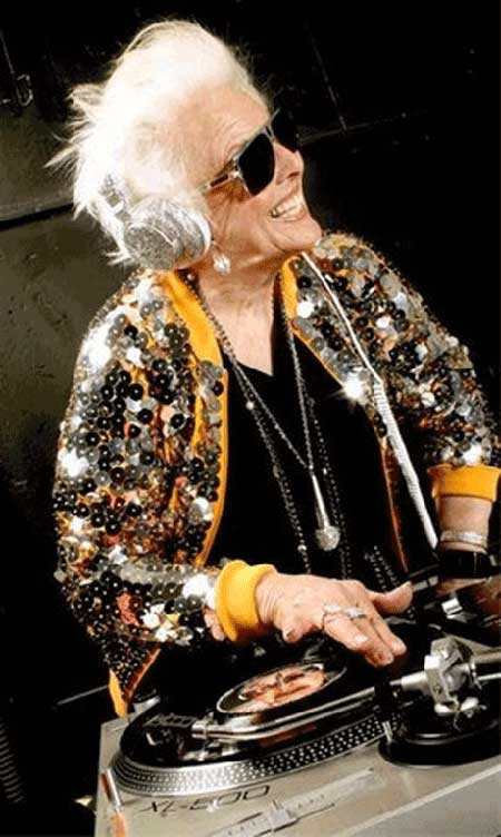 پیرترین زن دی جی دنیا را ببینید (عکس)