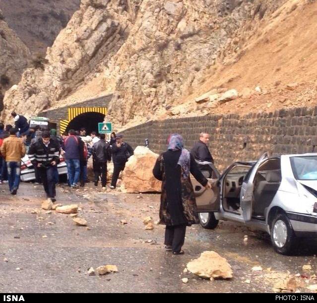 عکس ریزش سنگ جاده اهر