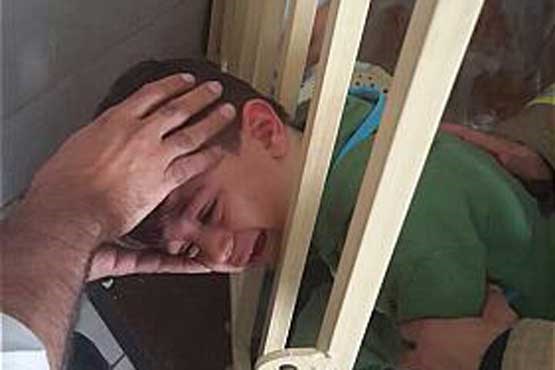 گیر کردن سرکودک بازیگوش در بین نرده ها (تصاویر)