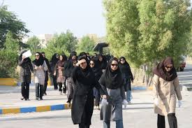 علاقه شدیدی به یکی از دختران دانشگاه دارم