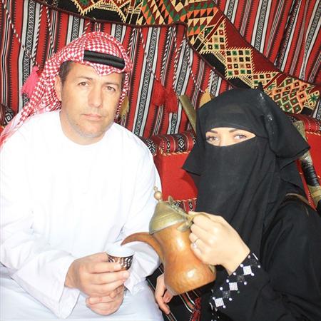 سرمربی فولاد و همسرش با لباس عربی