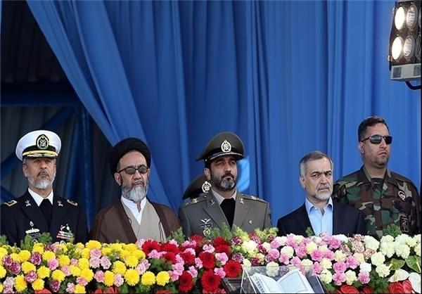 میهمان نامتعارف در رژه ارتش (عکس)