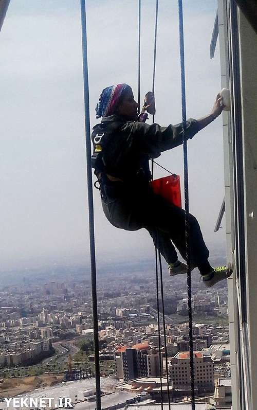 تهران زیر پای دختری جوان (تصاویر)