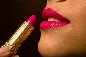 آیا رژ لب روزه را باطل می کند؟