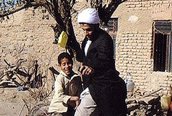 فوتبال بازي كردن با لباس روحانيت + عكس