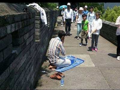  نماز اول وقت بر فراز دیوار چین /عكس
