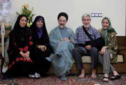 خاتمی درمنزل زندانیان سیاسی آزاد شده سياسي + تصاویر