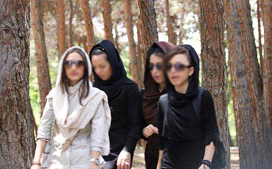 مردي كه به رغم ميل باطني زن، اصرار به بي حجابي زن دارد