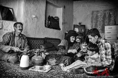 تصاویری تلخ و تکان دهنده از خانواده معتاد؛ از کودک تا مادربزرگ !+۱۸
