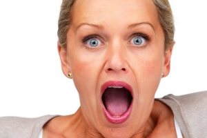 مرد جوان گوشی هوشمندش را خورد !!+عکس