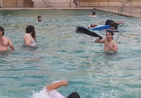 خوشگذراني داعشي ها اينبار در استخر +تصاوير