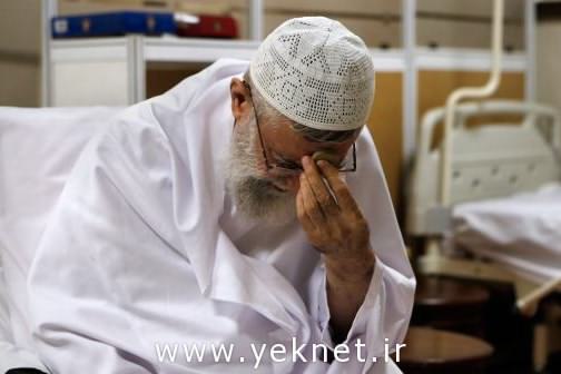 رهبرانقلاب در حال نمازخواندن در بیمارستان +عكس