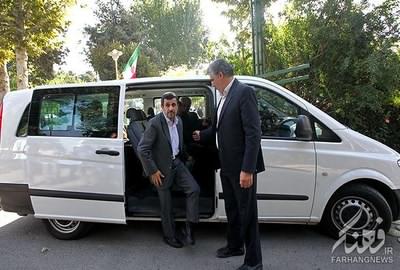 عكس/ احمدي نژاد و ماشين جديدش