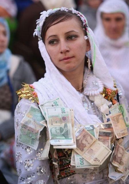 تصاوير/ آرایش عجيب عروس های بلغاری