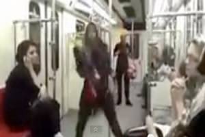عكس/ رقص يك دختر در متروی تهران