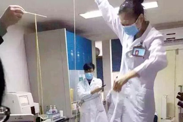 (عکس) بیرون آوردن بزرگترین کرم جهان از شکم مرد خامخوار