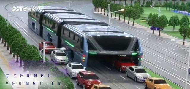 |عکس| اتوبوسی که از روی خودروها عبور میکند