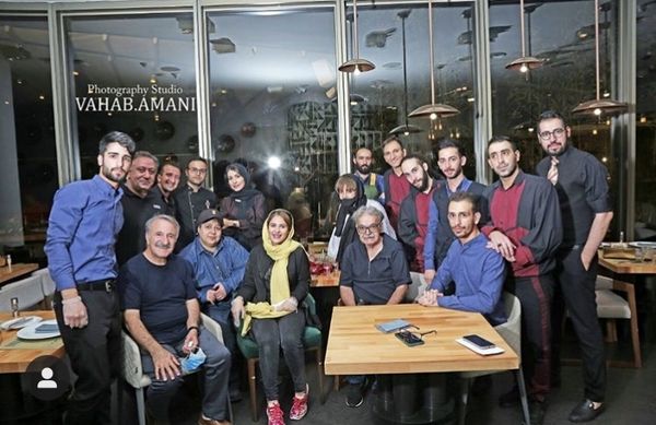 جمعی از بازیگران‌ معروف در یک رستوران