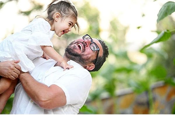 عاشقانه محسن کیایی با دخترش +تصویر