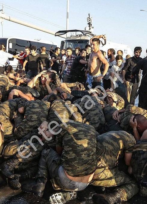 |تصاویر| شکنجه کودتاگران توسط نیروهای امنیتی ترکیه