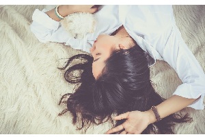 خطرات خوابیدن با موی خیس