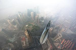 بالا رفتن از بزرگترين آسمان خراش شانگهاي بدون هيچ وسايل ايمني و طناب +تصاوير