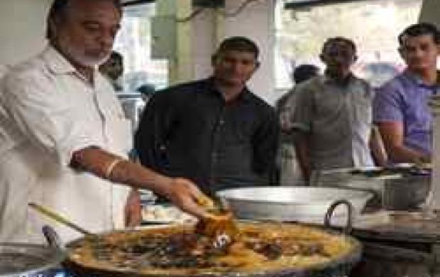 مردی که با دست ماهی سرخ شده را از روغن داغ بیرون می آورد!+تصاویر