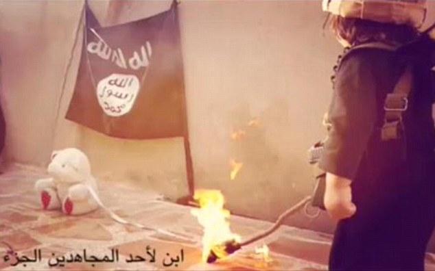 تصاویر آموزش اعدام به کودک داعشی