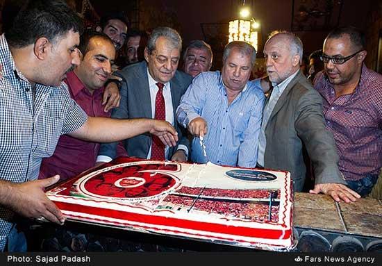 علی پروین در حال برش کیک شیش تایی ها (عکس)