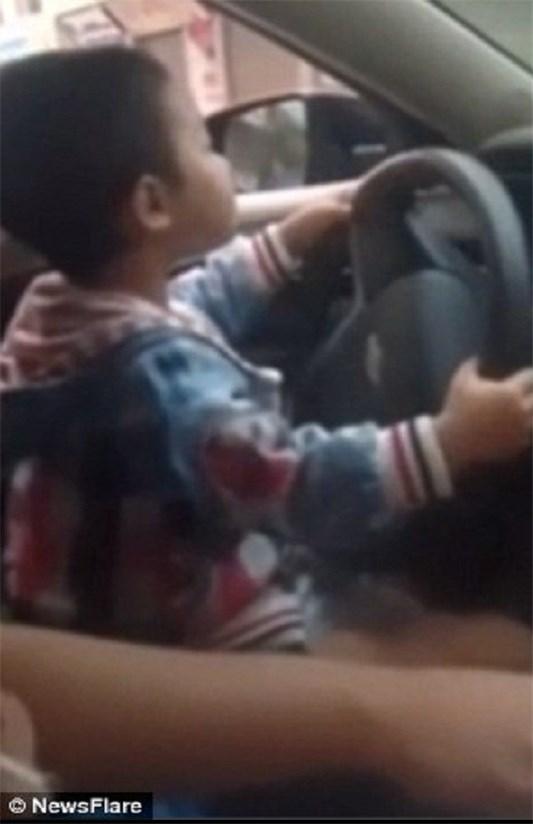 رانندگی کودک ۴ ساله در بزرگراه (عکس)