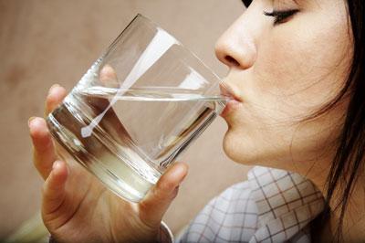 فواید بی نظیر نوشیدن آب در حال ناشتا 