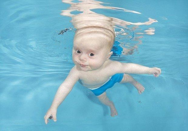این نوزاد برای زنده ماندن باید شنا کند(تصاویر)