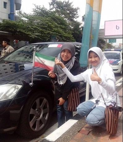 بوسه دختر اندونزیایی بر پرچم ایران (عکس)