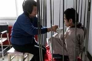 زنی که ۴۰ سال فرزند خود را داخل قفس نگهداری می کرد + تصاویر
