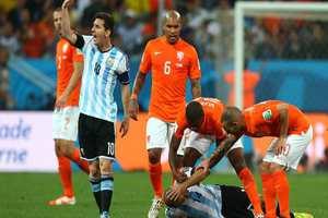 عكس غش کردن بازیکن آرژانتین در زمین